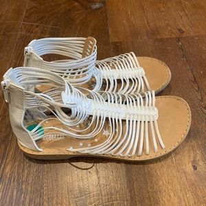 WHITE FAUX LEATHER SANDALS